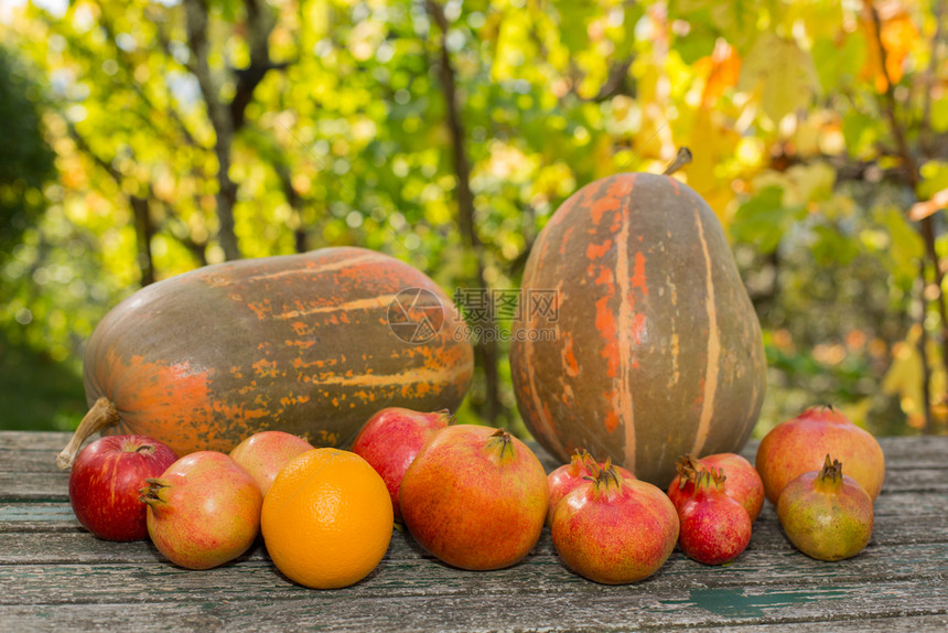 秋水果放在户外的木制桌子上图片