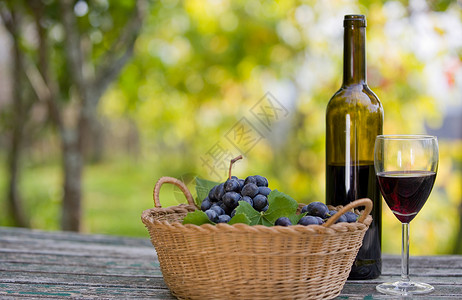 赤霞珠品种户外木桌上的葡萄和葡萄酒背景