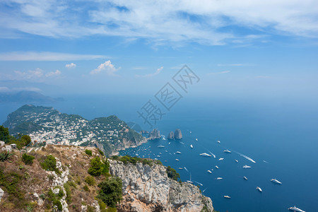 意大利卡布里岛的Farglion悬崖和暴风海高清图片