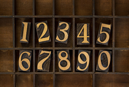 阿拉伯数字610个阿拉伯数字从零到九的阿拉伯数字用黑色墨粉涂染的旧式纸质木压条用分形器涂色水平翻转类型背景