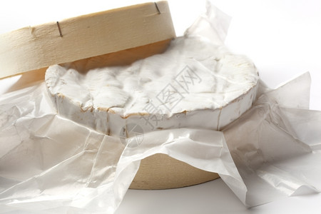 白色背景的木盒子里整块咖啡乳酪图片