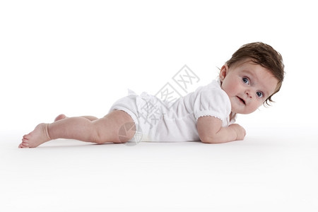 婴儿女孩躺在她的肚子上满长发白色背景图片