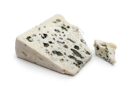 白色背景的罗克福特奶酪切片背景图片