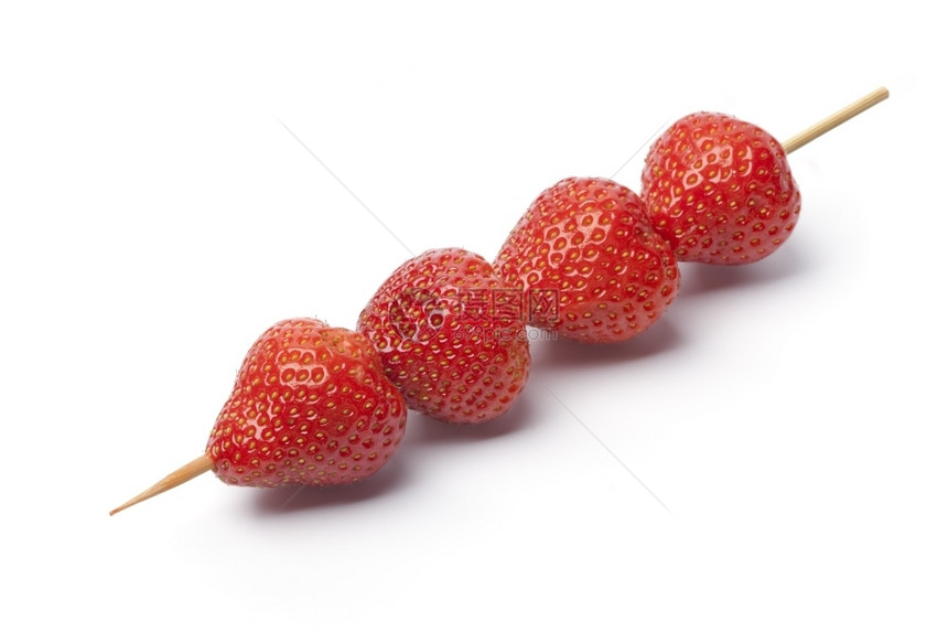 白色背景上的新鲜草莓串图片