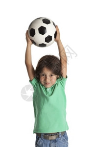 小男孩把足球扔在白背景上背景图片