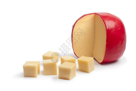 白色背景的荷兰爱达姆奶酪立方体背景图片