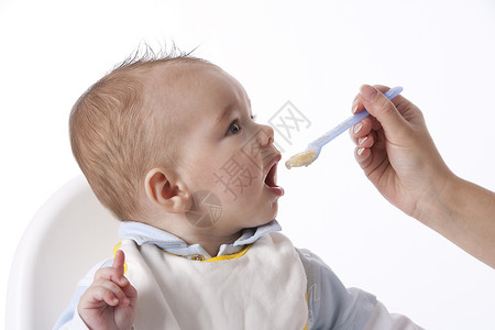 宝男孩用勺子喂养宝男孩图片
