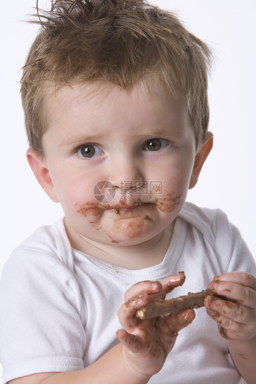 托德勒小男孩在吃巧克力饼干图片