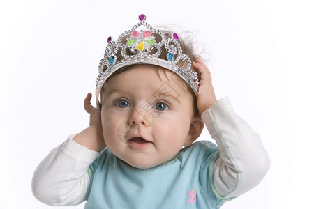 带着玩具王冠的宝贝女孩图片