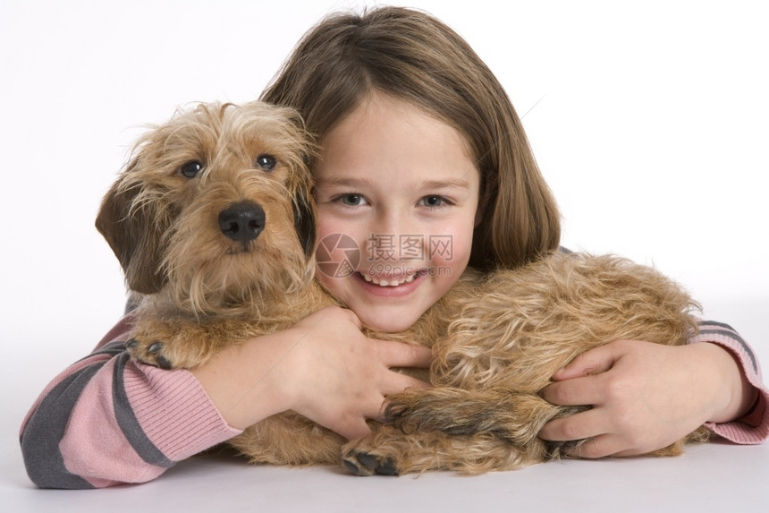 一个小女孩的肖像和白色背景的宠物狗图片