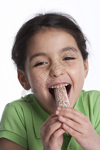 小女孩吃冰淇淋以充满爱心的表情图片