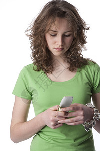 少女在手机上读留言图片