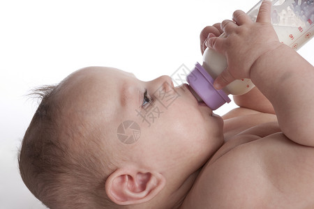婴儿自己拿着瓶子喝牛奶图片