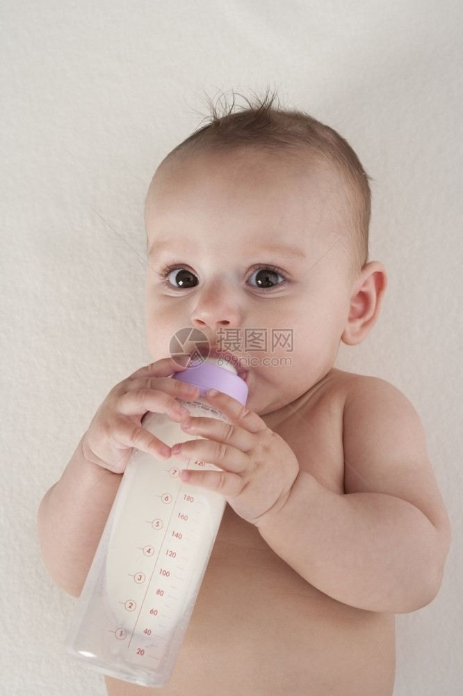 婴儿自己拿着瓶子喝牛奶图片