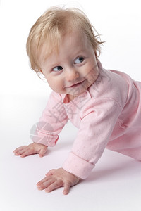 婴儿Gril在地板上玩耍摇欲坠的表情图片