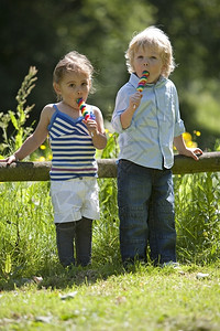 男孩和女孩在吃棒糖图片