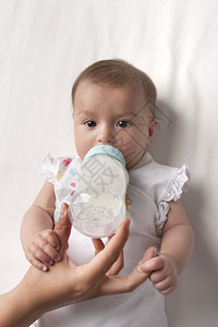 婴儿用奶瓶喂养背景图片