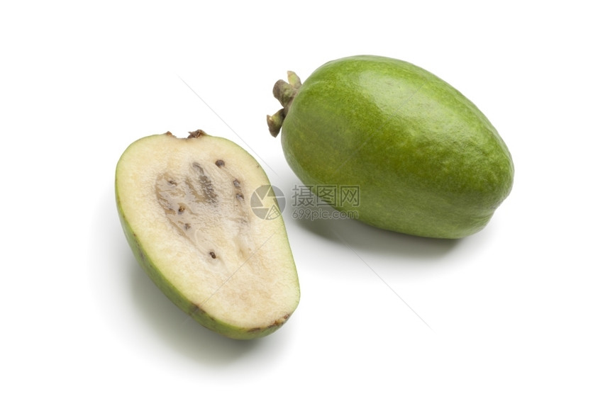 白色背景的全盘和半新鲜的Feijoa水果图片