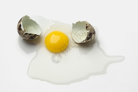 破裂的鸡蛋带有壳和蛋的碎背景