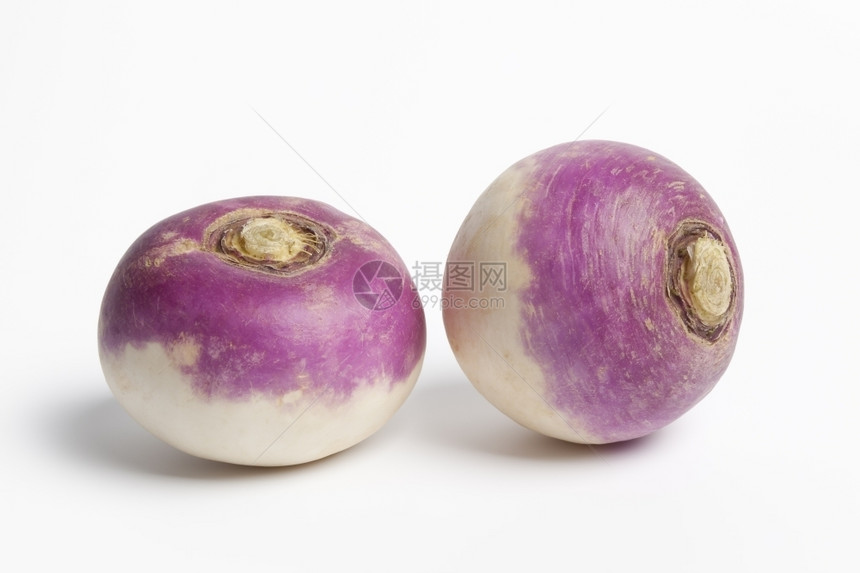 白色背景的两条全紫色头萝卜图片