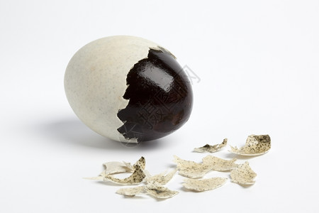 千年鸭蛋部分剥皮壳背景图片