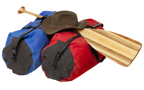 游划或度假概念木独舟桨防水的泥和白孤立的帽子图片