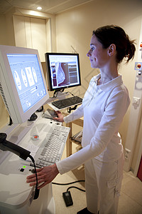 放射技术员进行乳腺造影测试图片