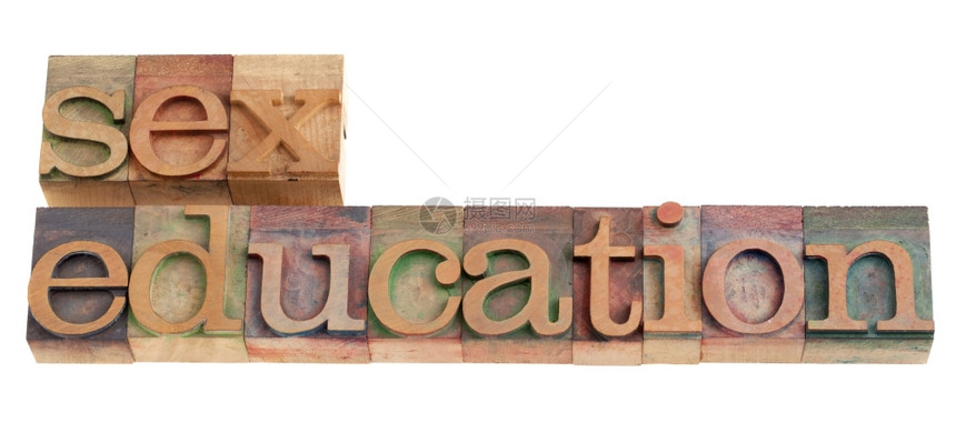 旧式木材纸质印刷板中的教育头条以白色隔绝图片