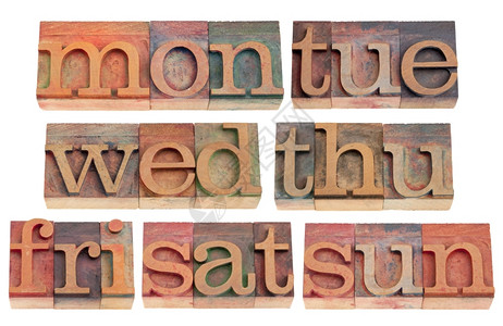 星期日字体每周7天头3个字母用白色隔开的旧木纸质印刷板背景