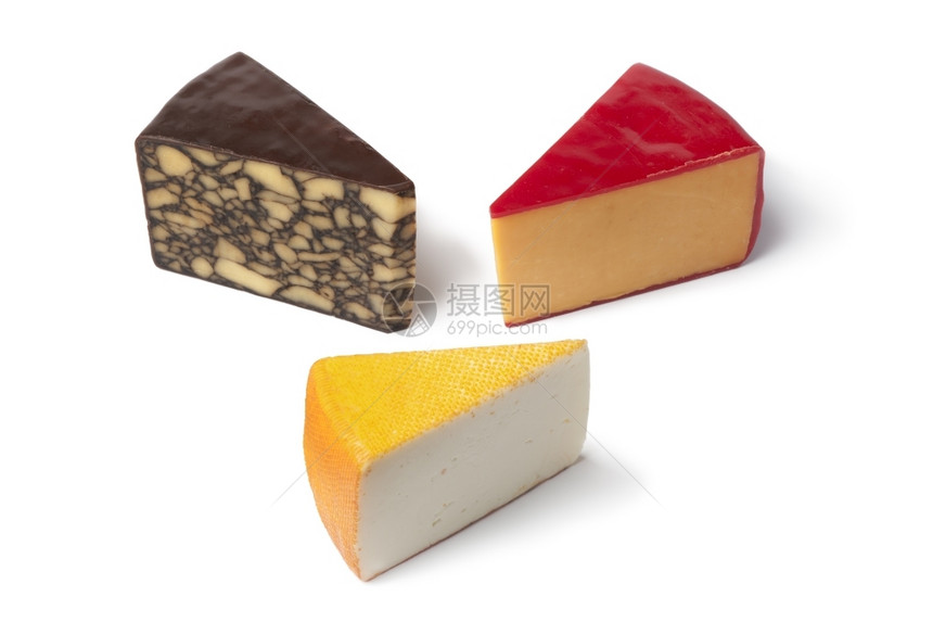 白色背景上三种不同类的奶酪图片
