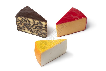 白色背景上三种不同类的奶酪背景图片