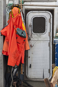 挂在渔船上的防水风雨夹克和小比肩图片