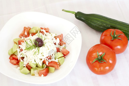 新鲜地中海沙拉加西红柿黄瓜洋葱乳酪和橄榄图片