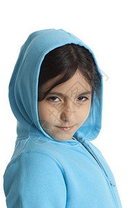 一个带着兜帽的酷八岁女孩肖像图片