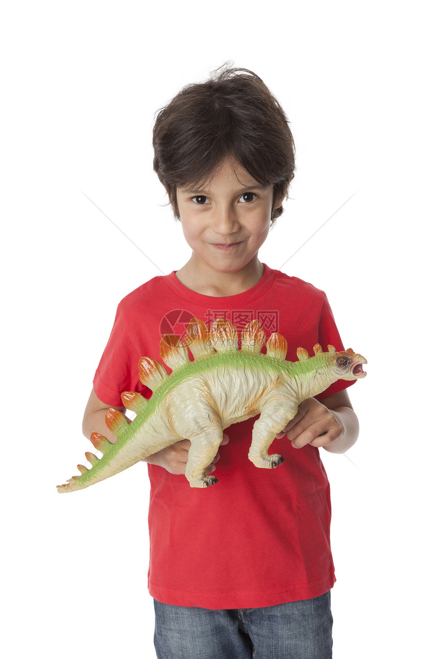 小男孩正在展示他的玩具恐龙图片