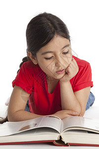 八岁的女孩在读一本书背景图片