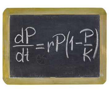 人口增长方程式写在小黑板上孤立的白粉图片
