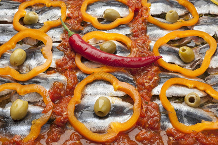 摩洛哥沙丁鱼菜配有橄榄铃辣椒和背景图片