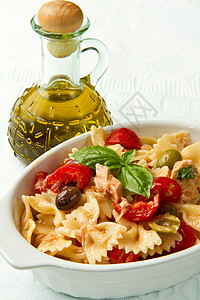 调味品详情图配番茄图纳和橄榄的意大利面沙拉背景