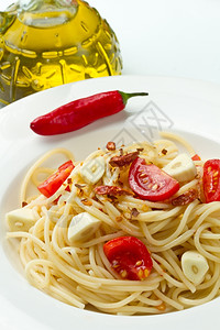大蒜橄榄油和红辣椒图片