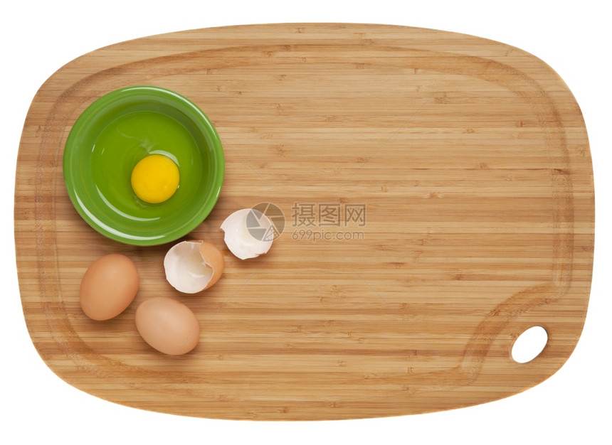 烹制食品的概念竹切板上的碎蛋和陶瓷碗以白板隔绝图片