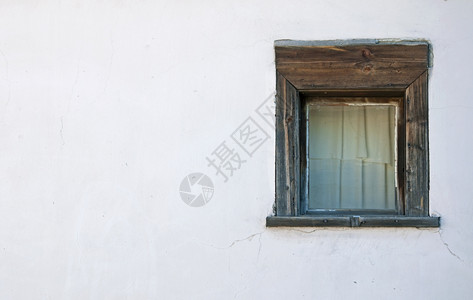白色墙上的旧窗口恐怖图片图片