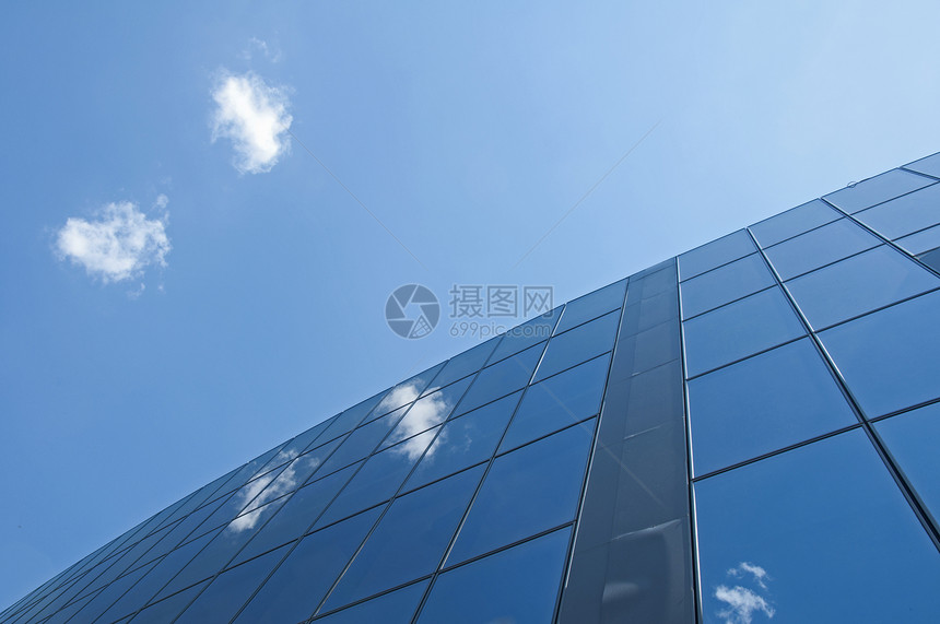 蓝天背景的办公大楼图片
