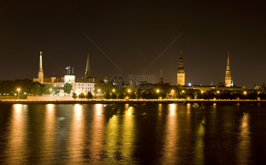 夜里加美丽的城市风景拉脱维亚图片