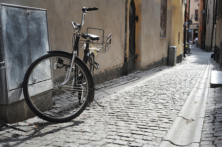 拉砖狗熊旧斯德哥尔摩街上的老式自行车背景