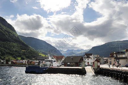 Norvegianfjords的Vik小村庄高清图片