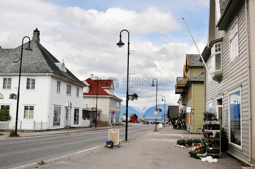 位于挪威fjords的挪威小村庄Vik的一条小街图片