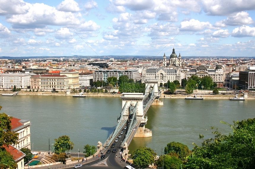 匈牙利城堡山对布达佩斯在多瑙河上空的景象图片