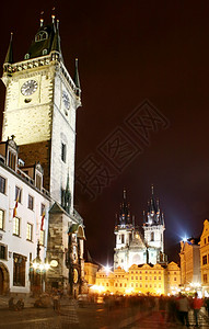 晚上在布拉格的老城广场图片