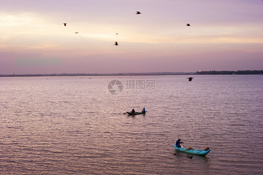 在日落时捕渔的斯里兰肯民图片